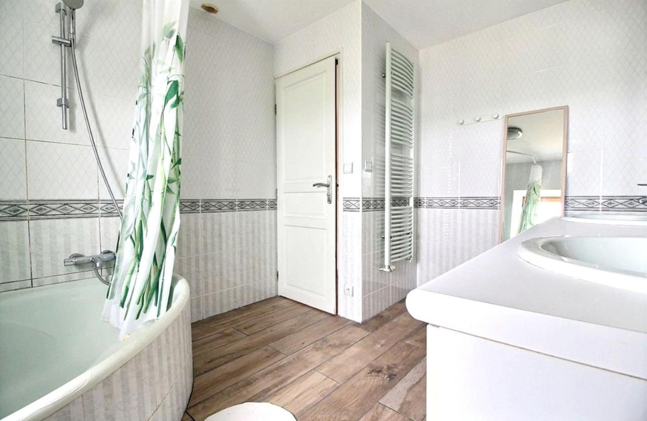 Maison Spacieuse A Plougonven Avec Jacuzzi Et Jardin Экстерьер фото